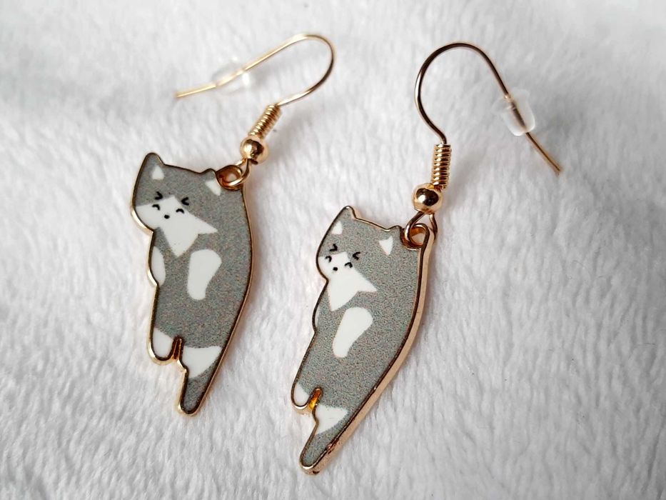 Kolczyki wiszące kotki szare szaro-białe złotego koloru Koty Nowe