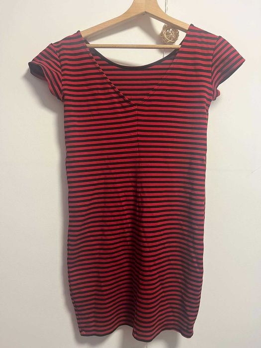 Sukienka Reserved krótki rękaw czerwono czarne paski plecy krótka