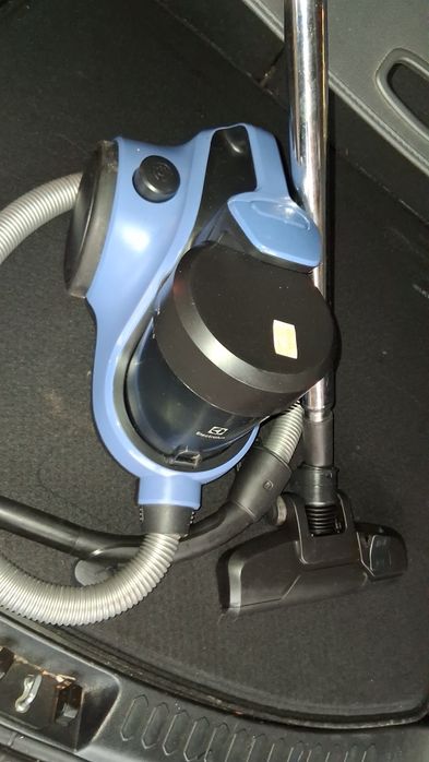 Odkurzacz bezworkowy elektrolux 700w  system  filtracji  kabel 1.7 m