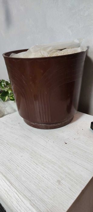 опрыскиватель, горшки много разных , много растений