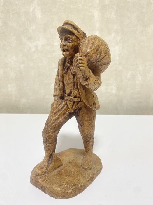 Деревʼяна скульптура селянин