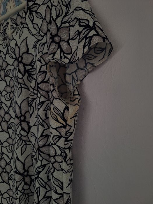 Biala sukienka z kwiatami