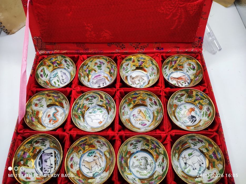 12 Chávenas com os 12 signos chineses e calendário chinês do ano 1979