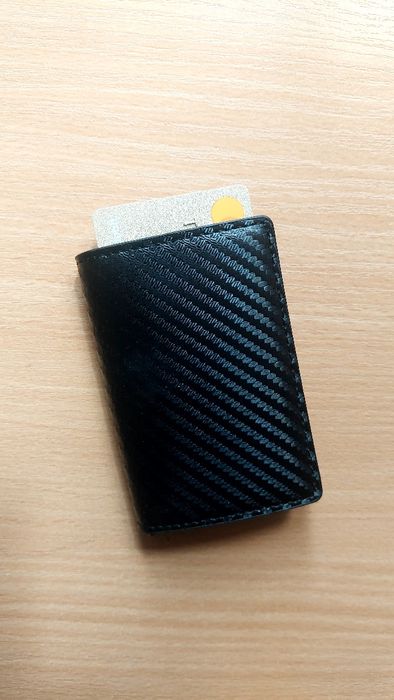 Магнитный автоматический зажим для банковских карт