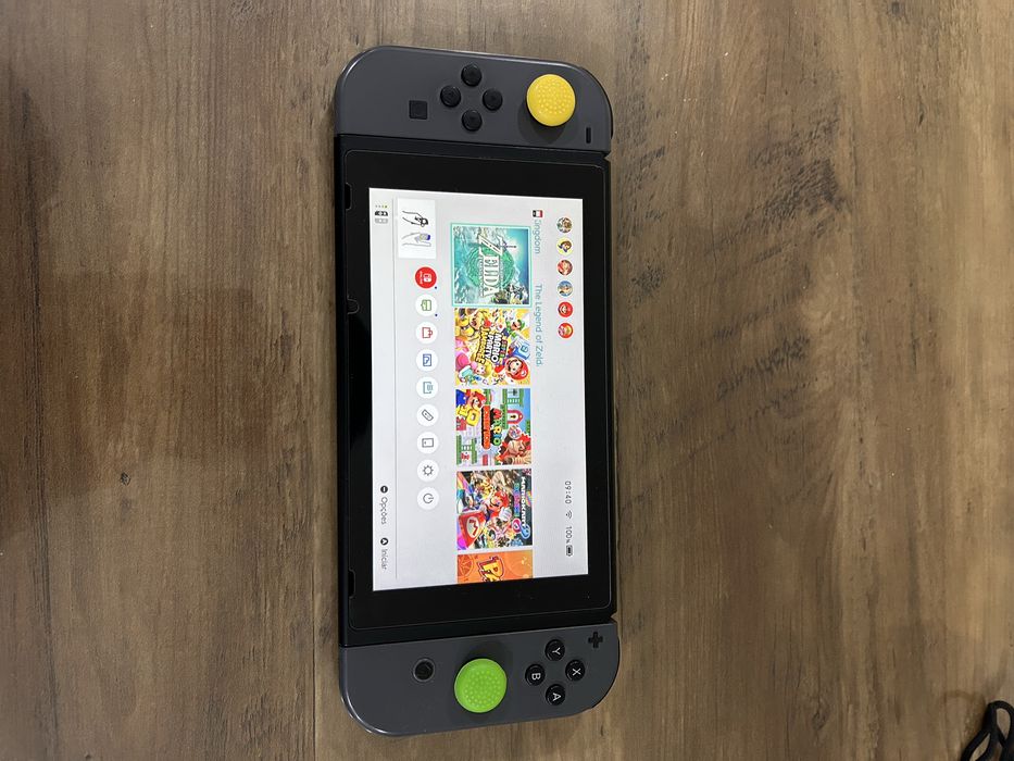 Nintendo switch com 4 comandos e 6 jogos