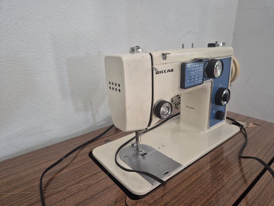 Máquina de costura Riccar com móvel