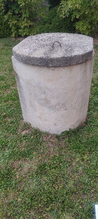Krąg betonowy z pokrywą