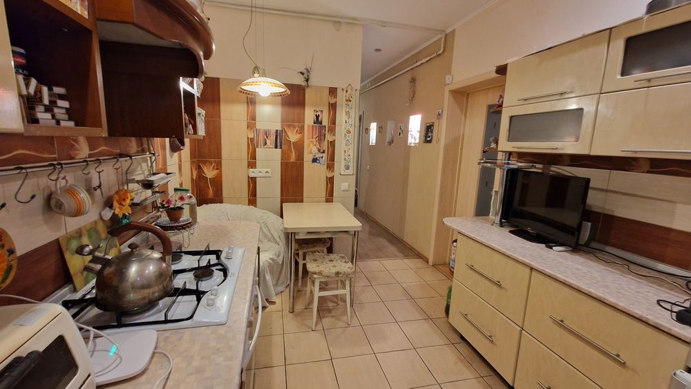 Вул. Лисичанська 35/4. Метро Палац Україна, Деміївська. Продамо 2к квартиру