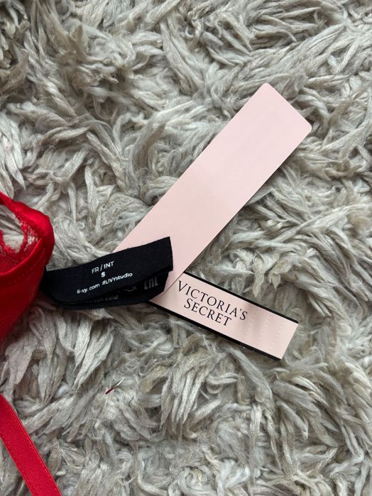Pas do pończoch Victoria’s Secret