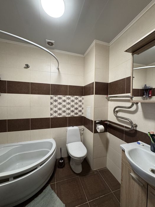 Здається 1 кімнатна в новобудові р-н Корбутвка.На короткий термін.