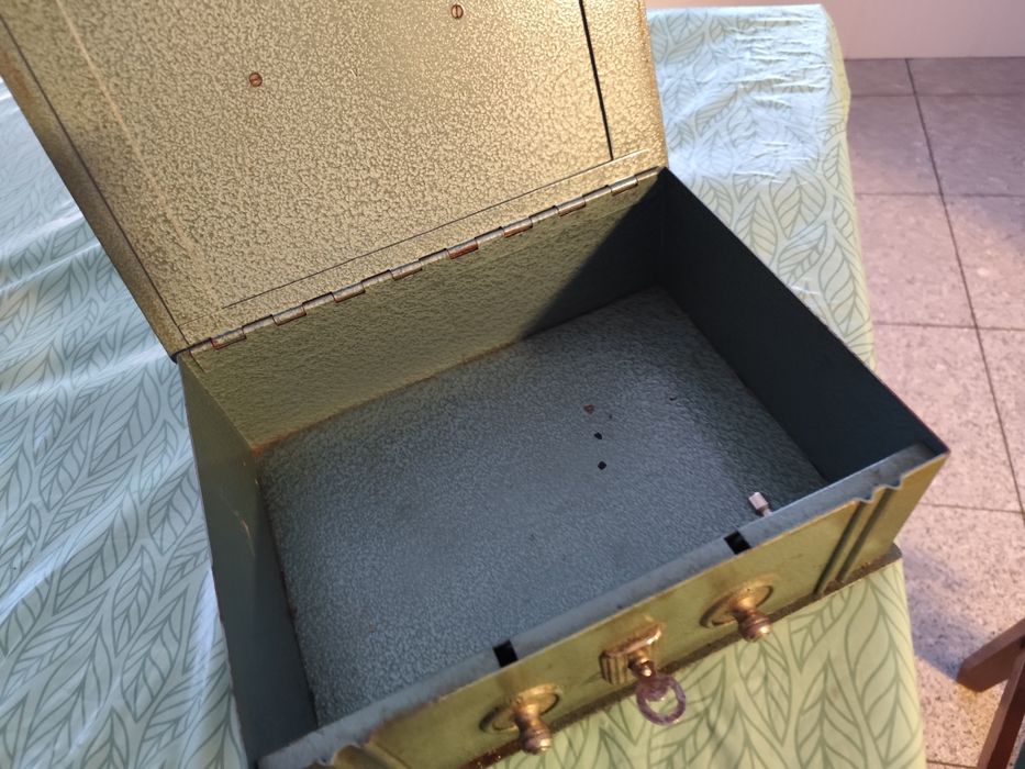 Cofre em ferro  com código