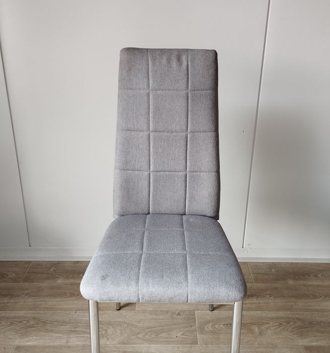 Komplet 4 krzeseł – mała plama na siedzisku, stan dobry