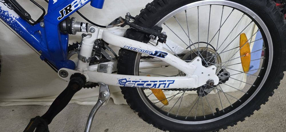 bicicleta de montanha Scott Nitrous JR20 azul e branca com suspensão total.