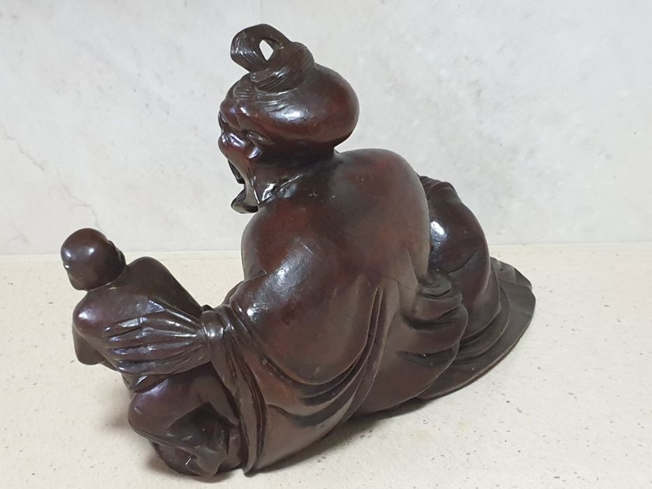 Grande antiga escultura de Buda deitado em madeira exótica esculpida