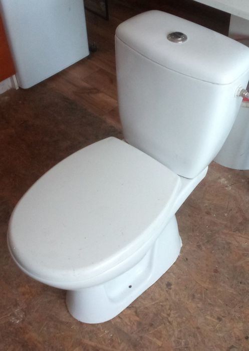 WC Cersanit  kompaktowy z deską samoopadajaca.