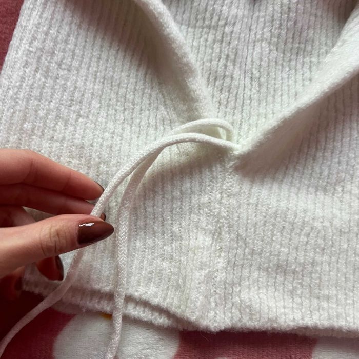 balaclava prążkowana na zimę z kominem sinsay z wiązaniem kremowa