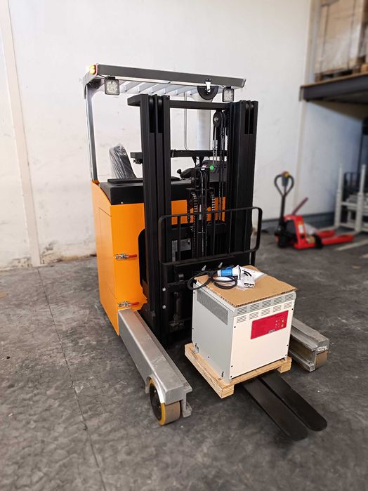 Empilhador retrátil eletrico