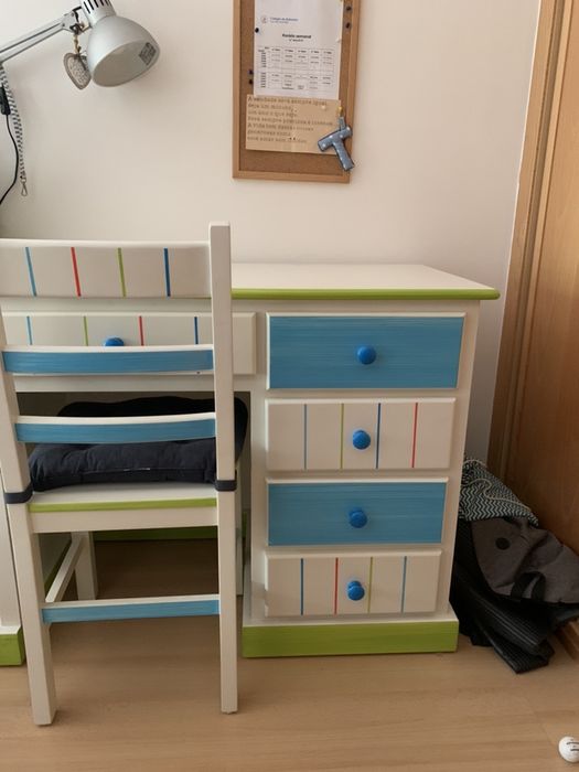 Secretária e cadeira