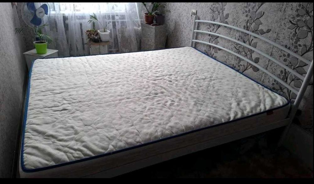 Ліжко двоспальне в ідеальному стані