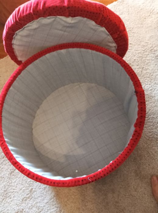 Banco redondo de arrumação