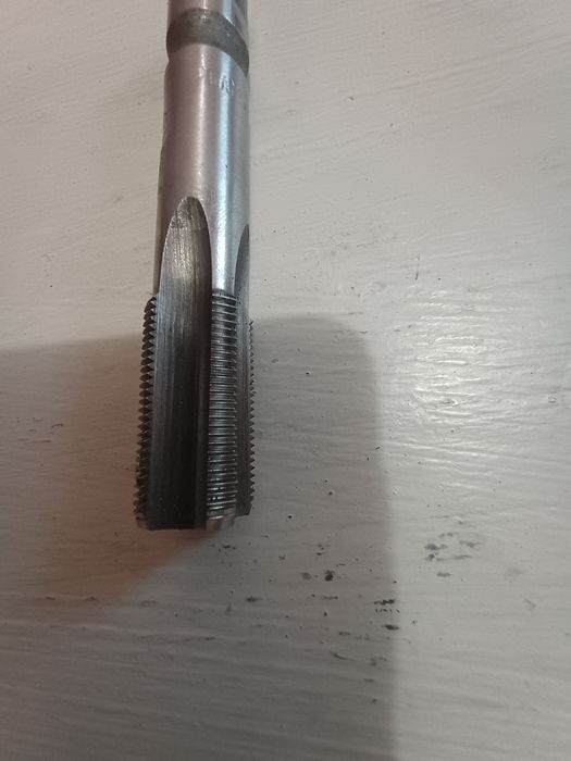 Метчик новий 5/8 24