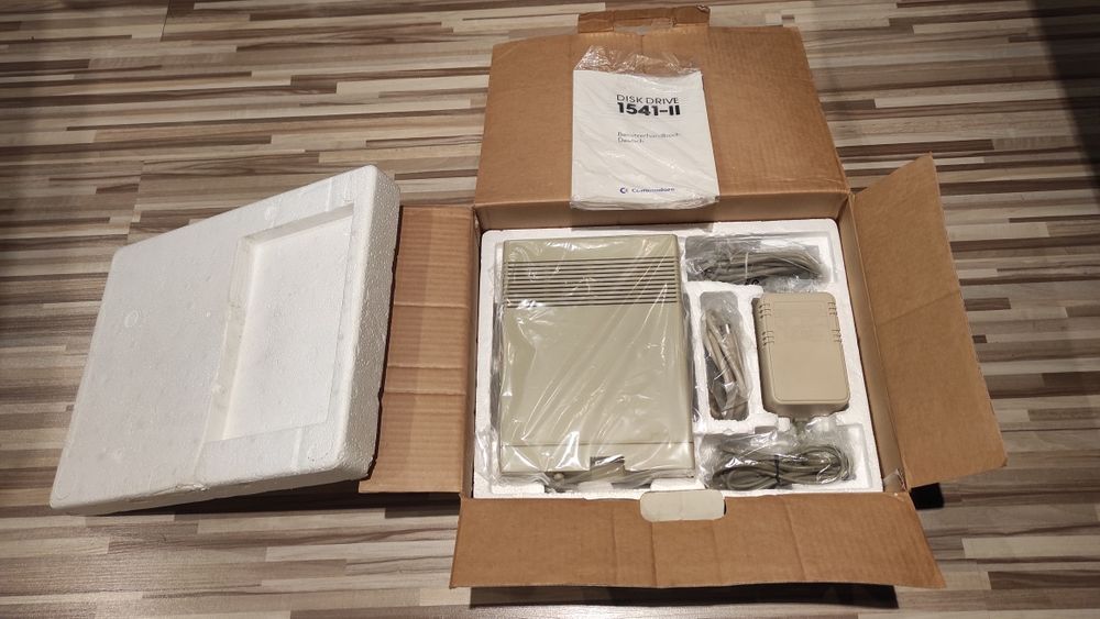 Stacja dyskietek Commodore 1541 II w Kartonie