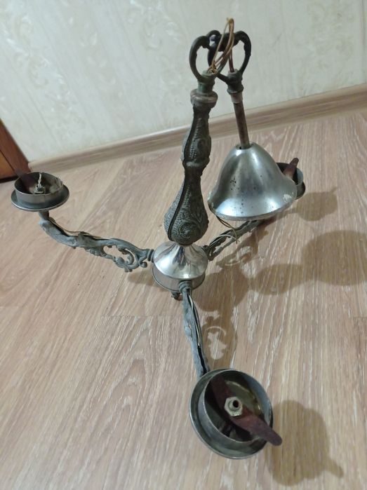 Люстра на три плафона.