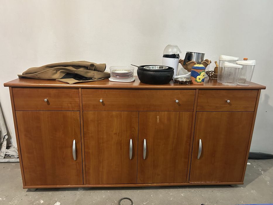 Movel em madeira com portas e gavetas