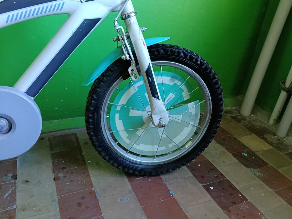 Дитячий ровер є дополнітельні колеса