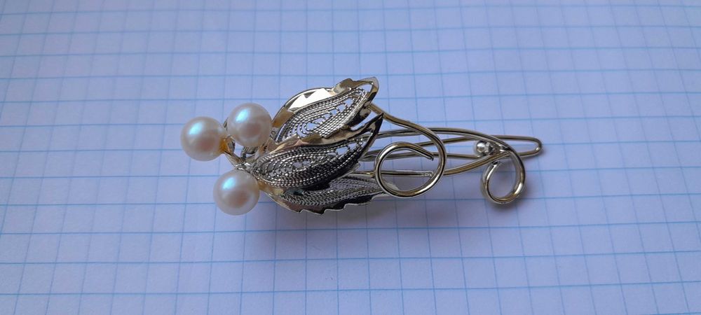 Spinka do włosów w kolorze złotym z perełkami