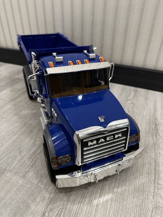 Самосвал Bruder Mack