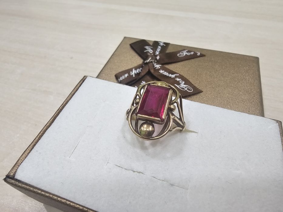 Złoty pierścionek bardzo ciekawy z CZERWONYM OCZKIEM PROSTOKĄT PR 585