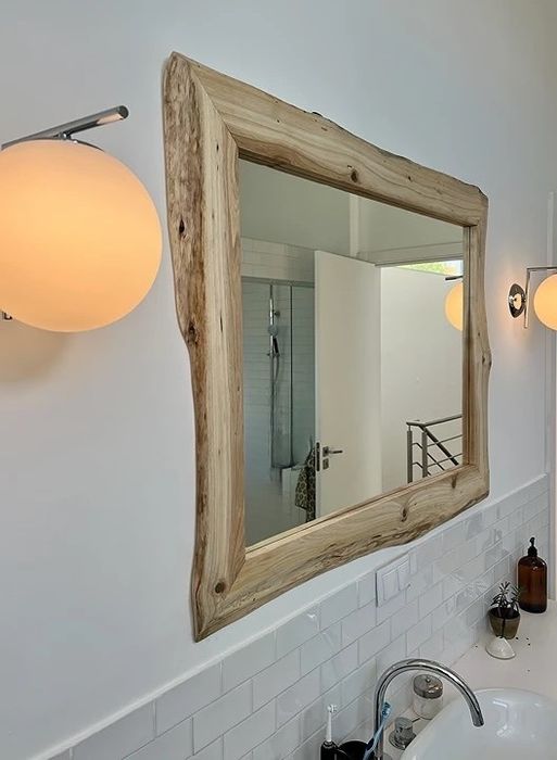 Espelho com maldura de madeira natural