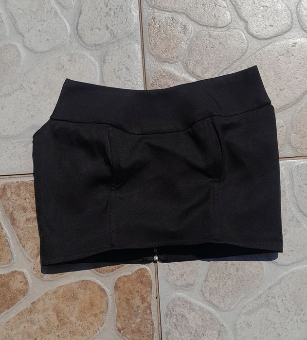 Czarny top z ostrym wykończeniem