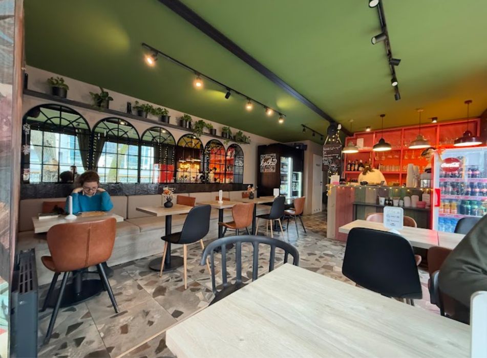 Lokal gastronomiczny z 2 kontenerów morskich HC40, caloroczny.