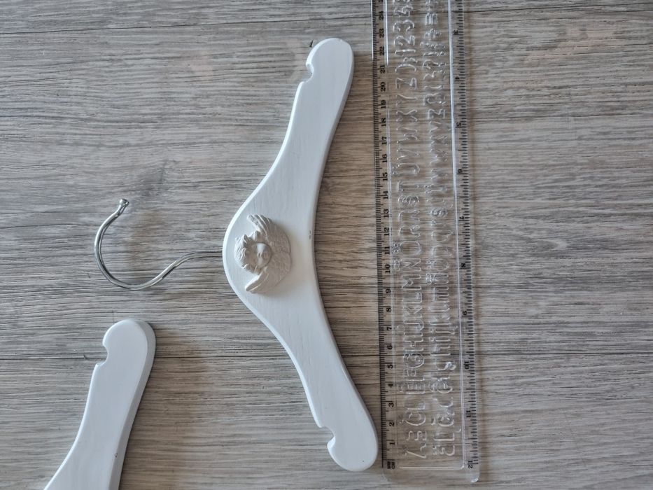 2 cabides bebé madeira