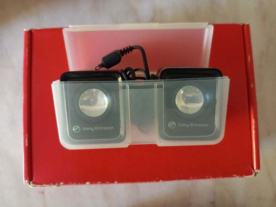 Telemóvel Sony Ericsson T700 com colunas e auriculares.  Novo.