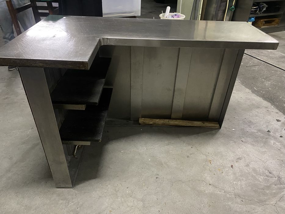 Bancada Inox faz a letra 'L'