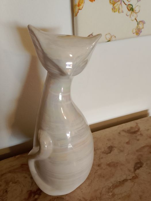 Various decorative items509443906607534081
