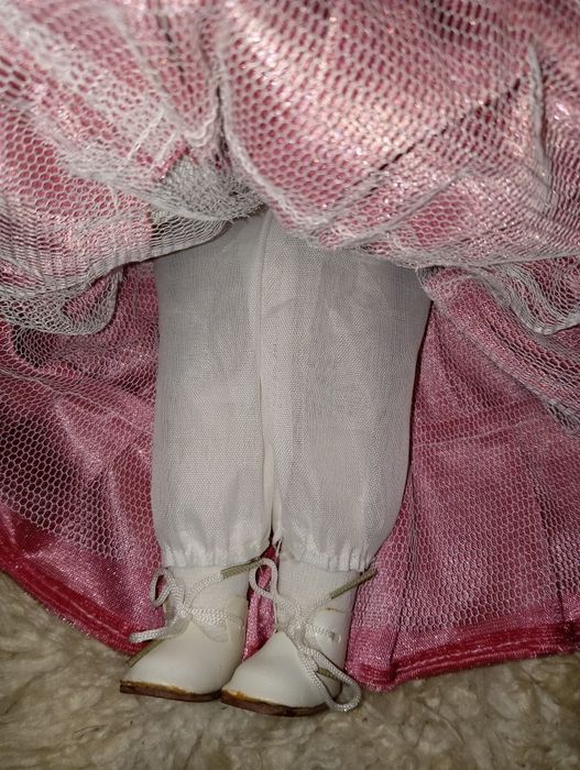 Фарфорова лялька дівчинка