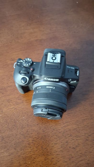Câmara Canon EOS R100