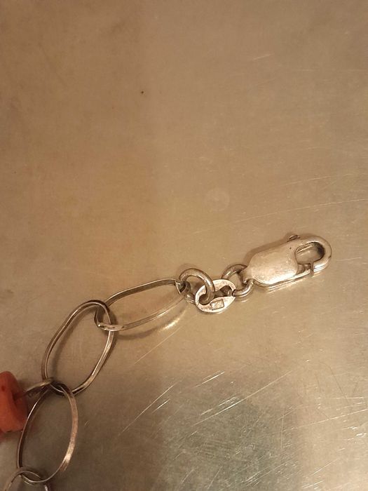 Stylowa srebrna bransoletka z koralem