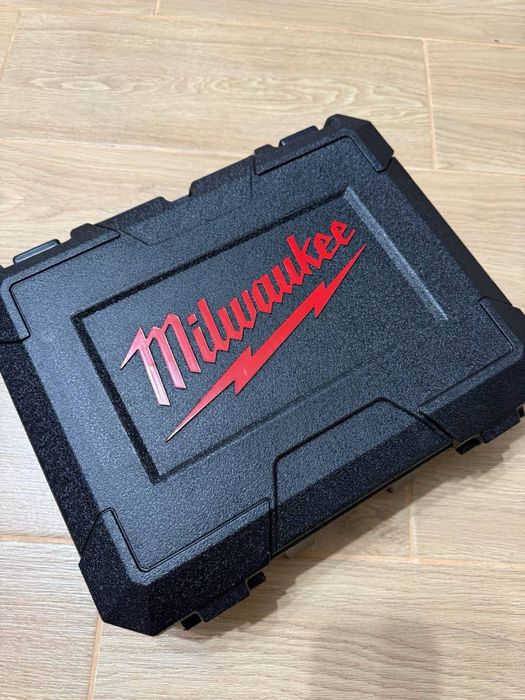 Акумуляторний шурупокрут Milwaukee M18