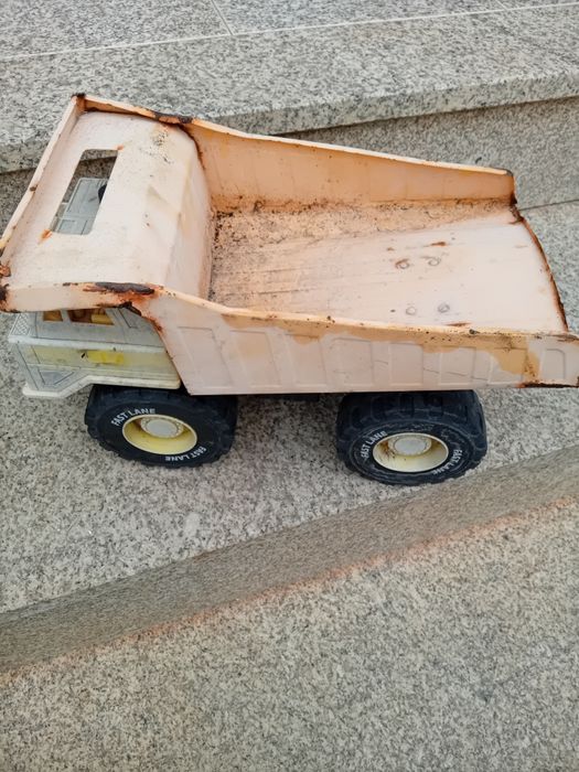 Vendo camião dumper para restauro.