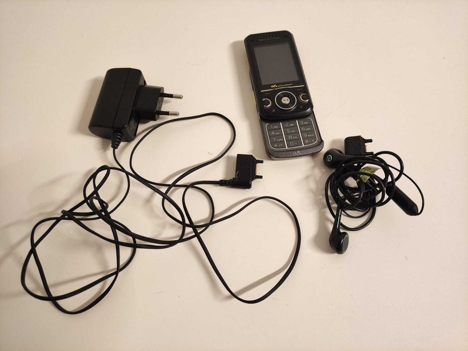 Sony Ericsson W760i 2G + ładowarka + karta pamięci M2 2 GB + słuchawki