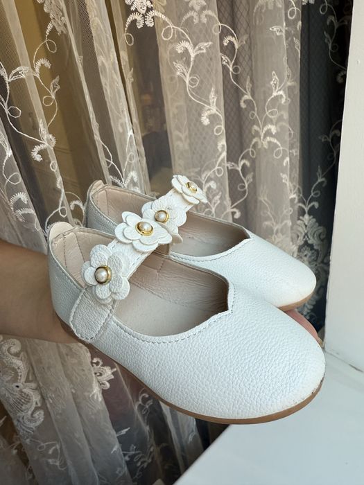 Туфлі молочного кольору для дівчинки