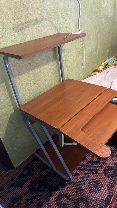 Компʼютерний стіл-парта з надбудовою та полицею для клавіатури
