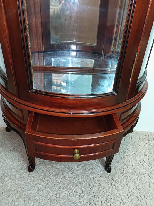 Vitrine /expositor meia-lua em mogno maciço espelhado com prateleiras