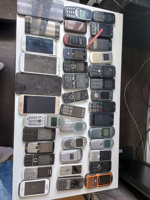 Zestaw starych telefonów komórkowych