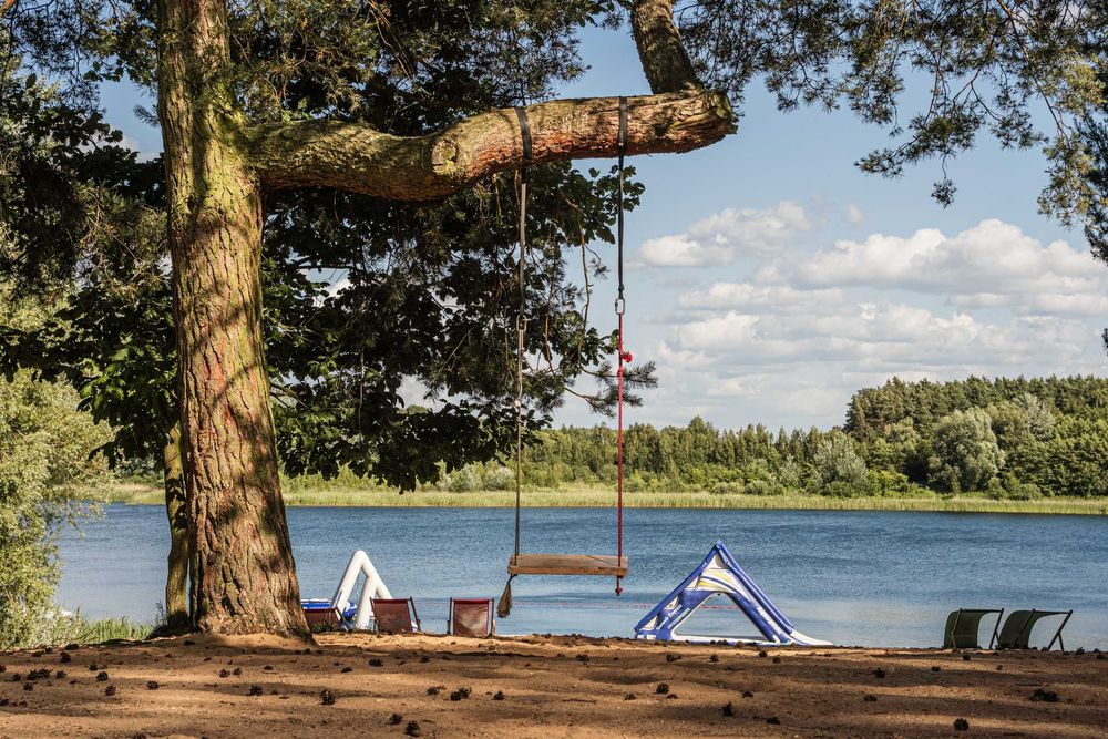 Domki w lesie nad jeziorem | Nocleg | Mrówki | Aktywna majówka 2026